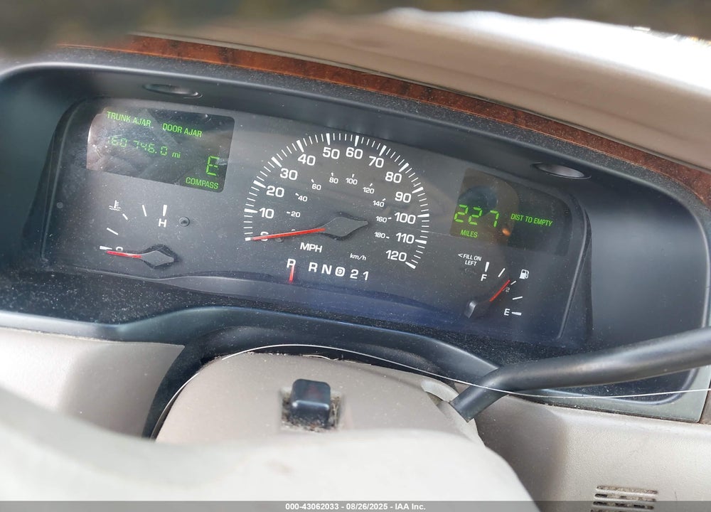 2001 LINCOLN TOWN CAR SIGNATURE VIN: 1LNHM82W81Y611688