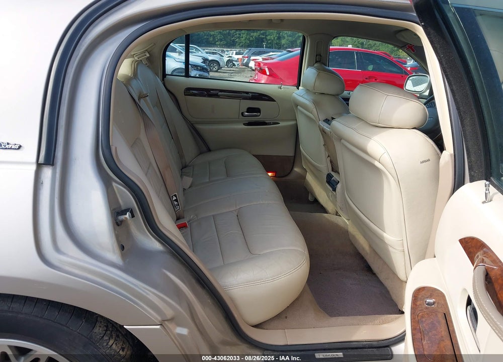 2001 LINCOLN TOWN CAR SIGNATURE VIN: 1LNHM82W81Y611688