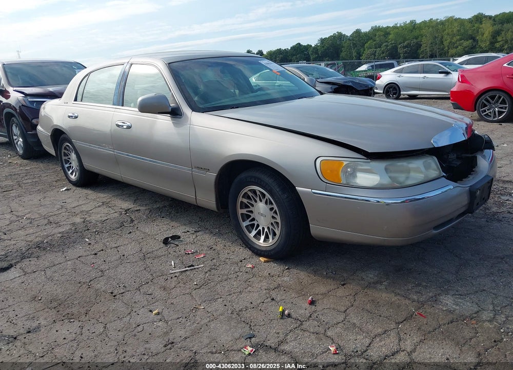 2001 LINCOLN TOWN CAR SIGNATURE VIN: 1LNHM82W81Y611688