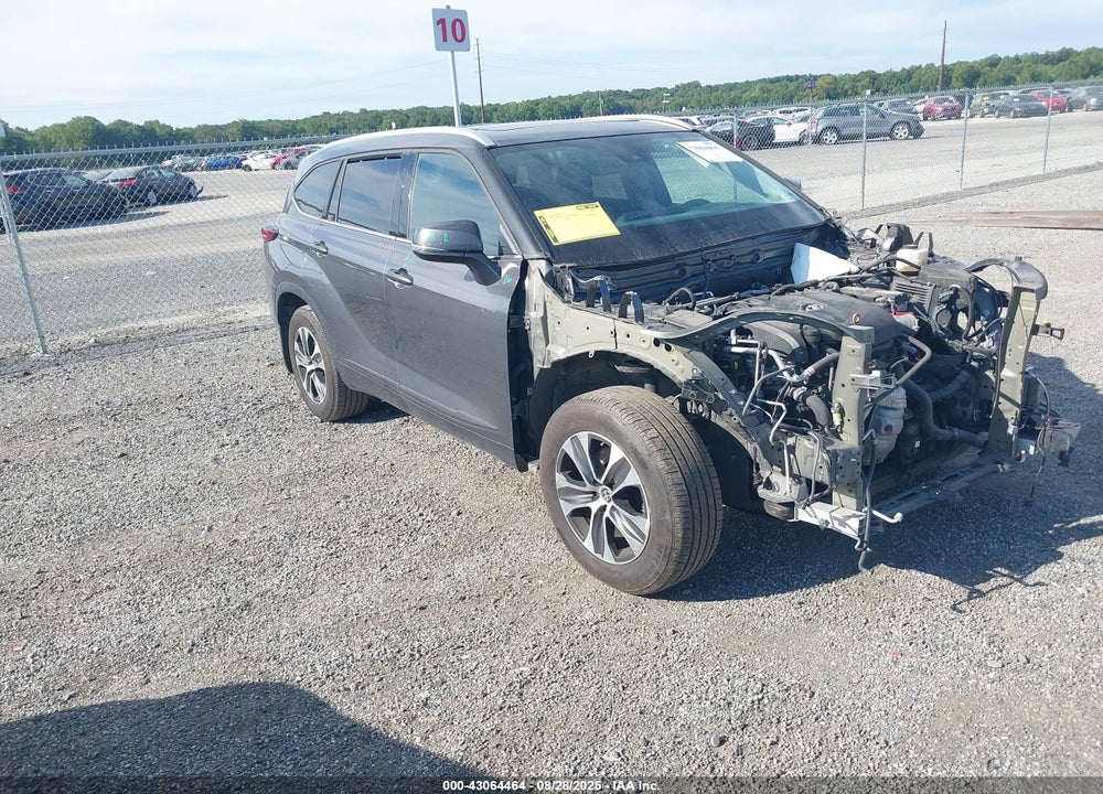 2022 TOYOTA HIGHLANDER XLE VIN: 5TDGZRBH0NS196957