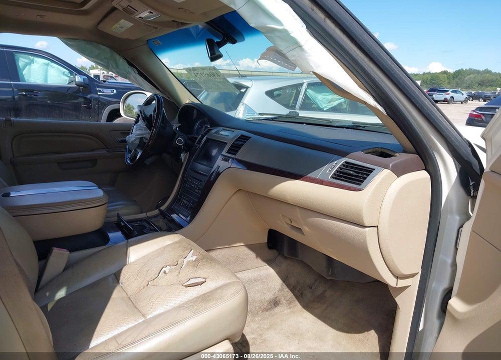 2011 CADILLAC ESCALADE VIN: 1GYS3AEF2BR305494