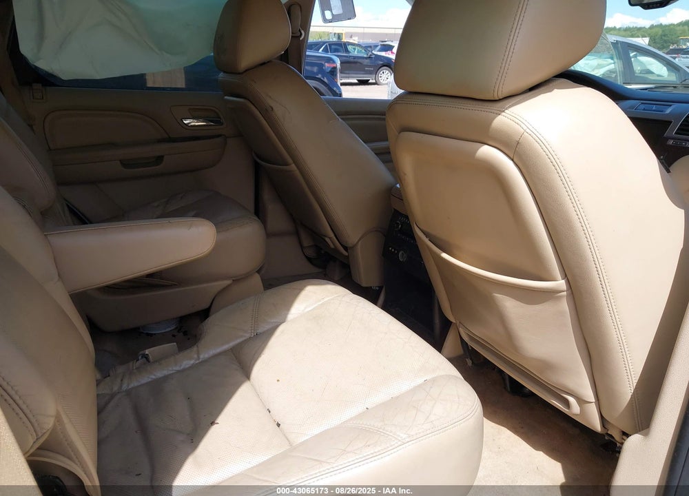 2011 CADILLAC ESCALADE VIN: 1GYS3AEF2BR305494