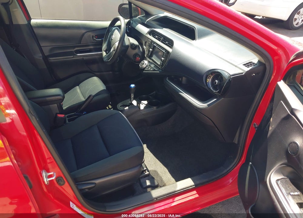 2015 TOYOTA PRIUS C VIN: JTDKDTB37F1582302