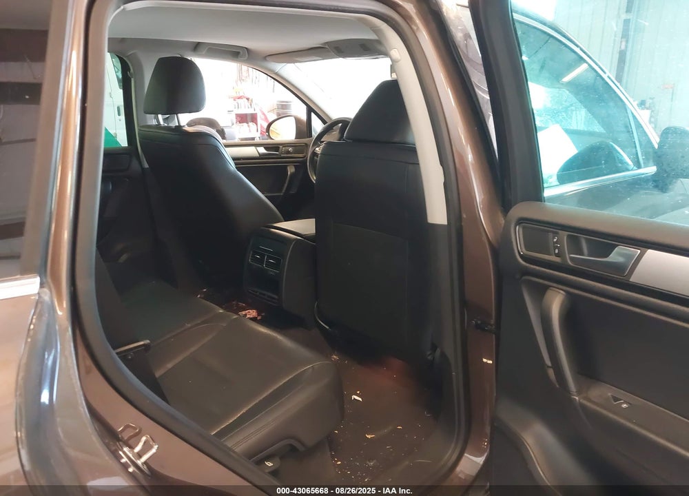 2013 VOLKSWAGEN TOUAREG VIN: WVGEF9BPXDD008121