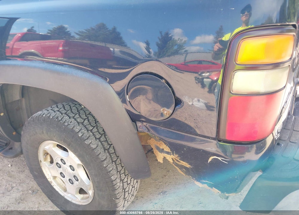 2004 CHEVROLET TAHOE LS VIN: 1GNEK13T34J139901
