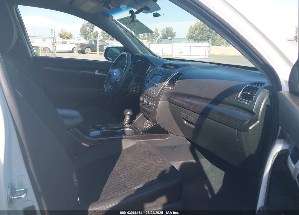 2015 KIA SORENTO VIN: 5XYKT3A61FG611095