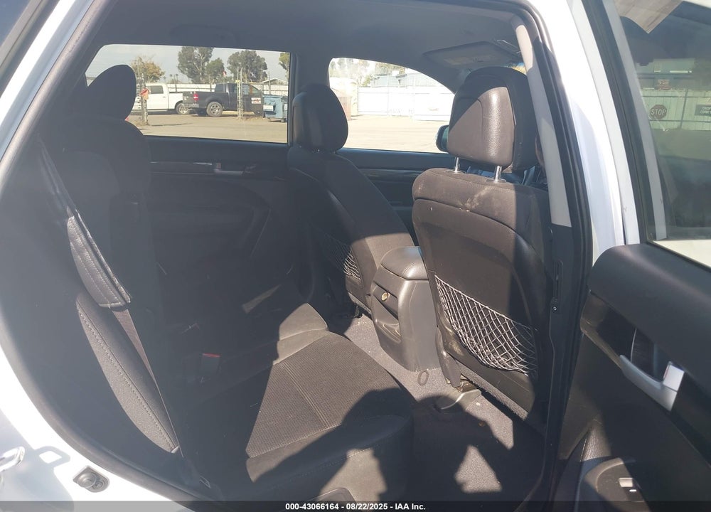 2015 KIA SORENTO VIN: 5XYKT3A61FG611095