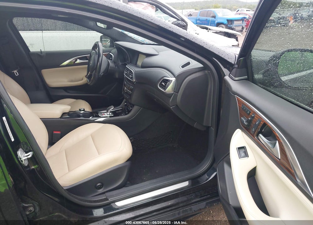 2017 INFINITI QX30 VIN: SJKCH5CP8HA031348