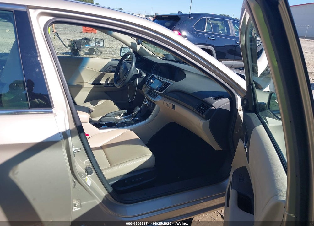 2013 HONDA ACCORD VIN: 1HGCR3F82DA038638