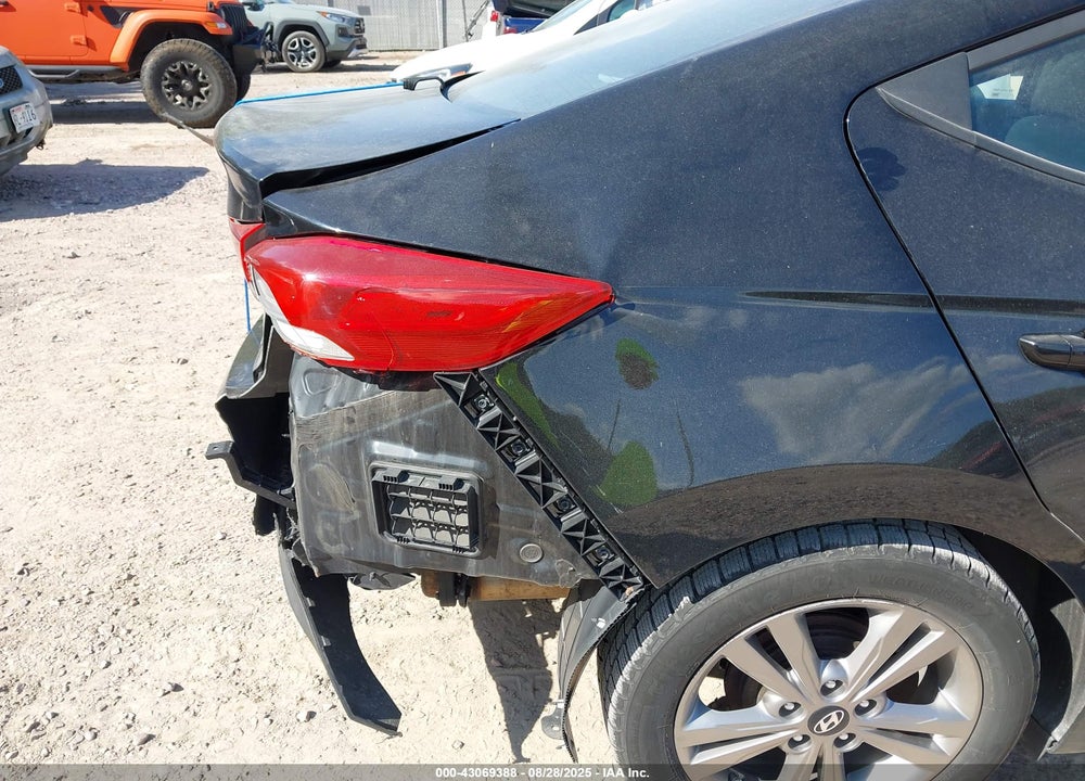 2017 HYUNDAI ELANTRA VIN: KMHD84LF7HU211407
