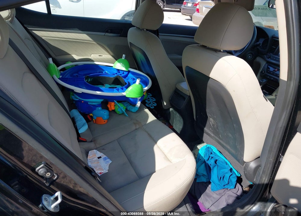 2017 HYUNDAI ELANTRA VIN: KMHD84LF7HU211407