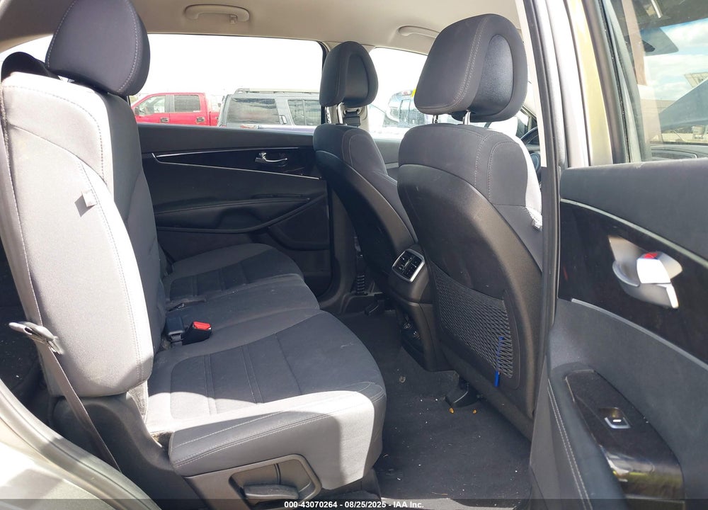 2016 KIA SORENTO 2.4L LX VIN: 5XYPGDA32GG066192