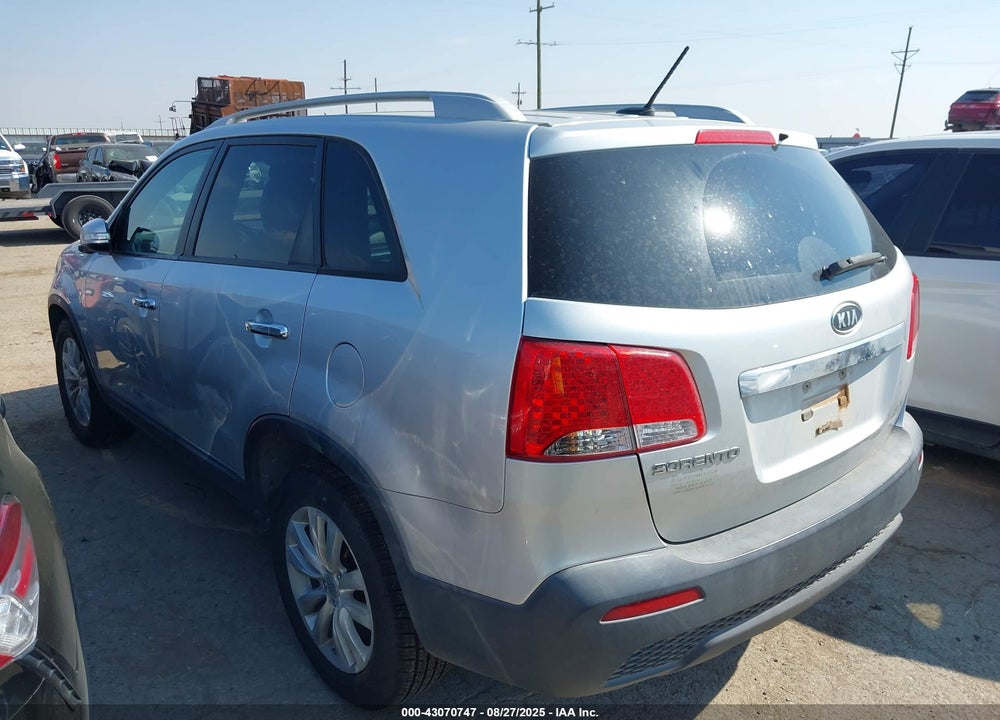 2011 KIA SORENTO VIN: 5XYKT4A25BG070047