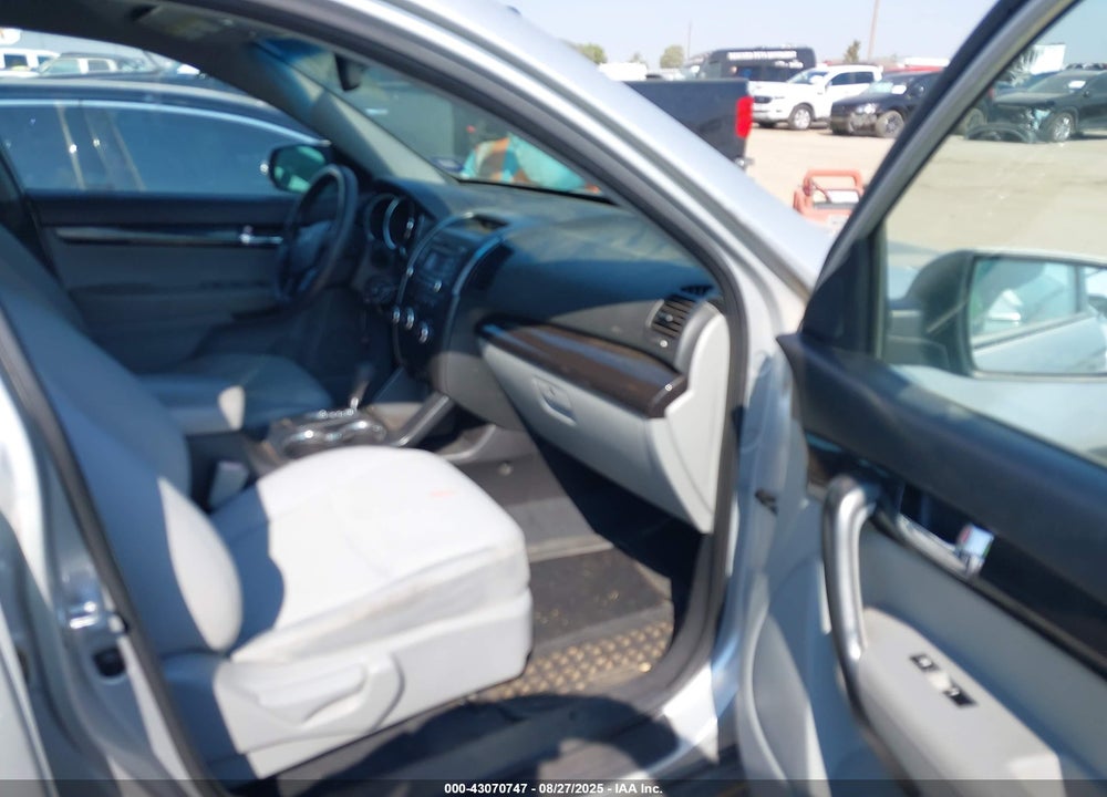 2011 KIA SORENTO VIN: 5XYKT4A25BG070047