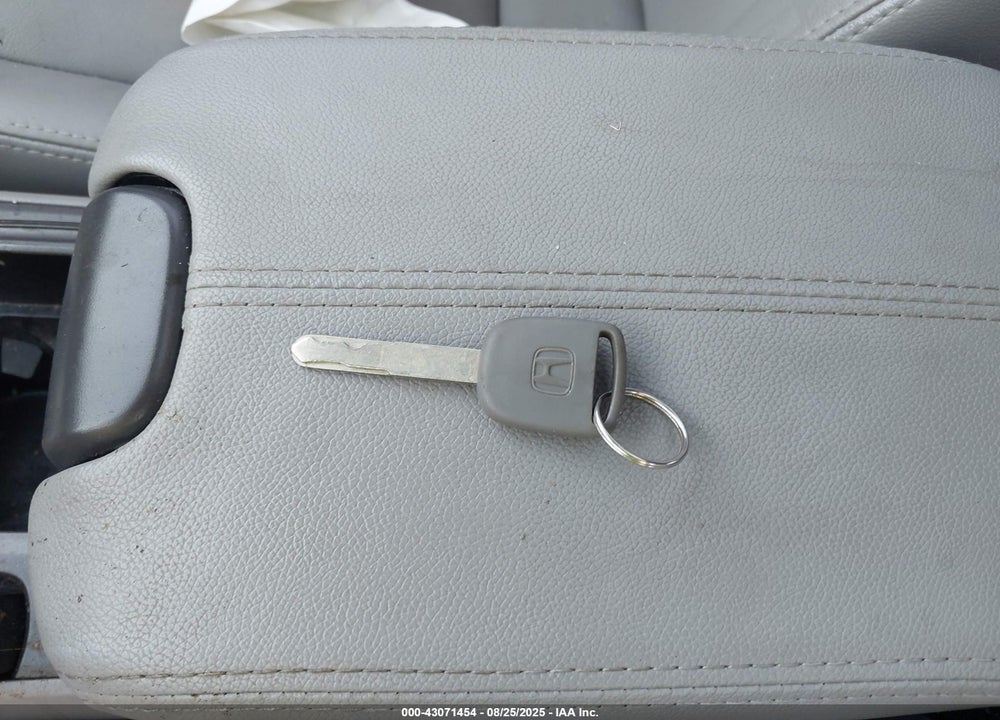 2011 HONDA ACCORD 2.4 LX VIN: 1HGCP2F34BA044085