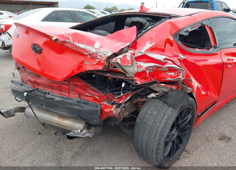 2015 HYUNDAI GENESIS VIN: KMHHU6KJ9FU121977