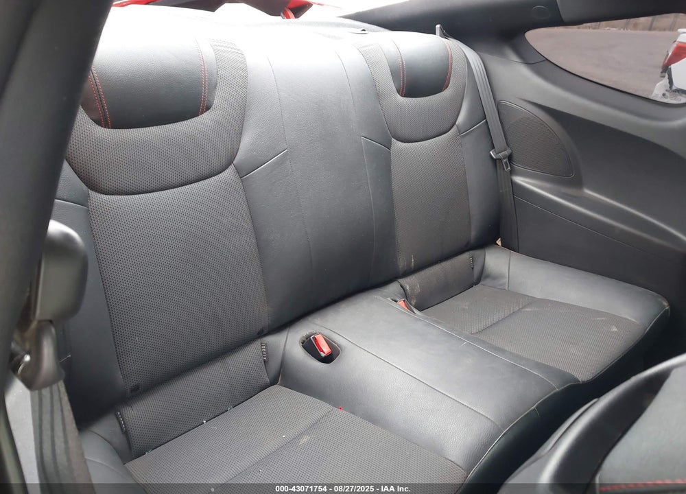 2015 HYUNDAI GENESIS VIN: KMHHU6KJ9FU121977