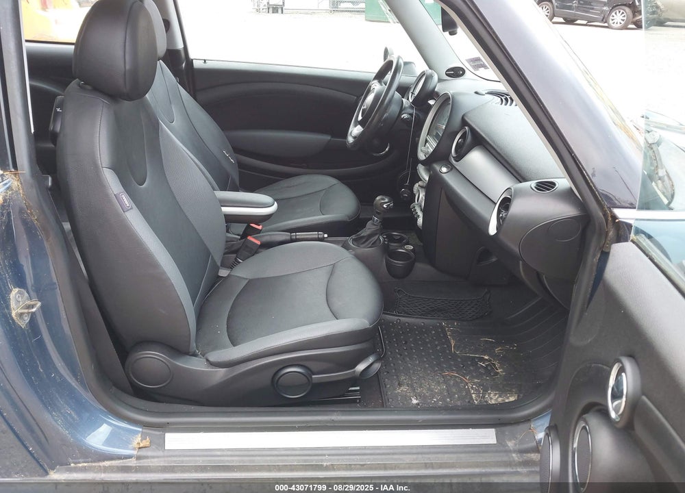 2010 MINI COOPER VIN: WMWMF3C51ATZ22976