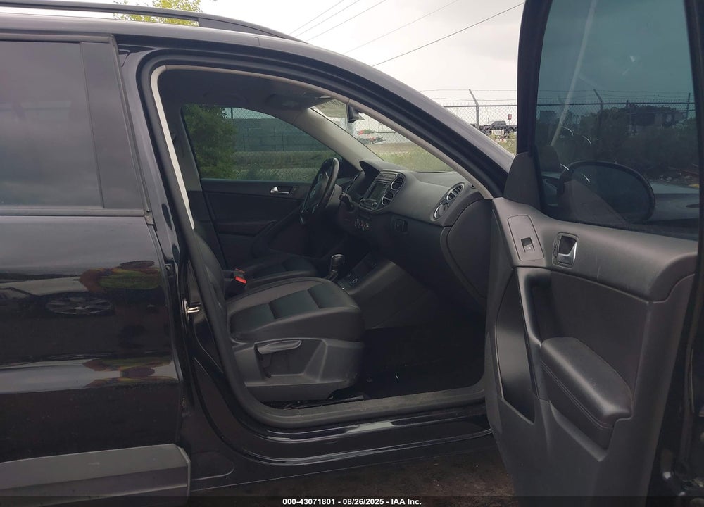 2016 VOLKSWAGEN TIGUAN VIN: WVGBV7AX3GW568986