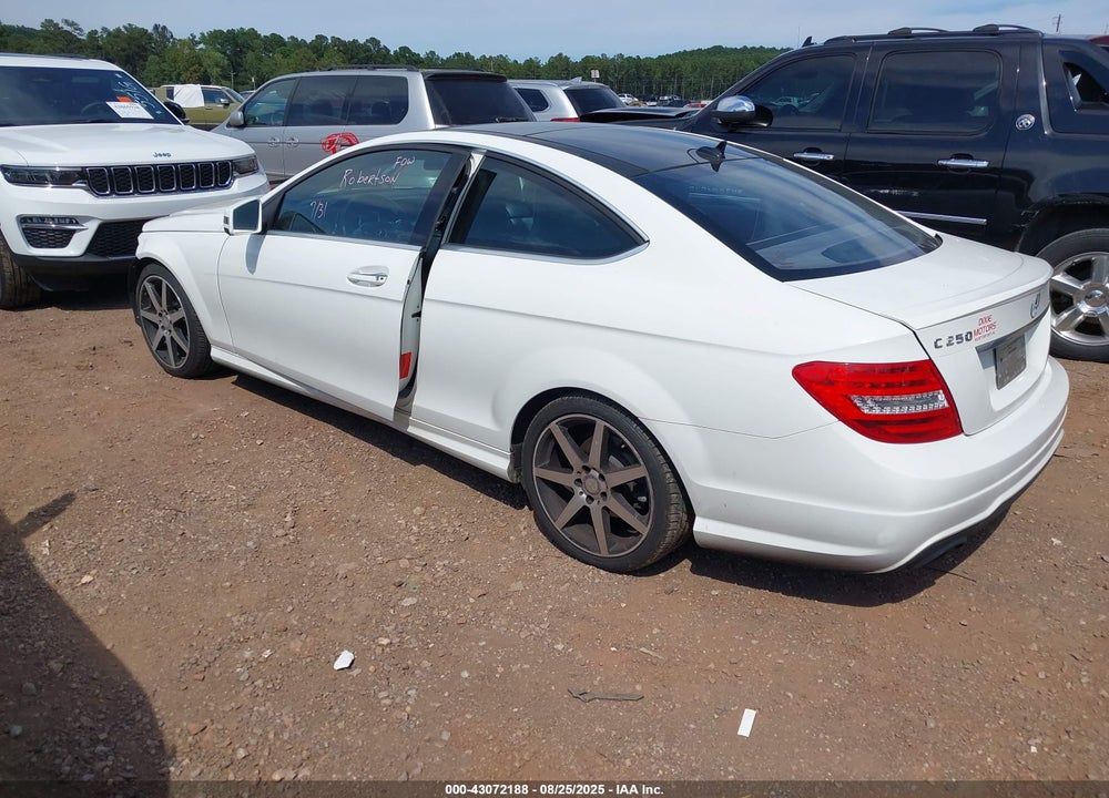 2015 MERCEDES-BENZ C CLASS VIN: WDDGJ4HB0FG363591