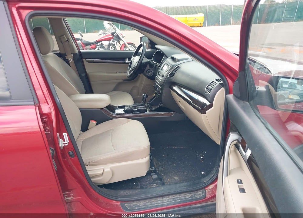 2015 KIA SORENTO VIN: 5XYKTDA61FG551681