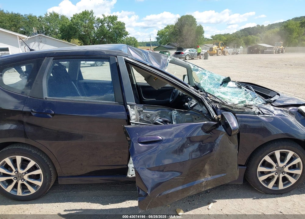 2013 HONDA FIT VIN: JHMGE8H53DC062929