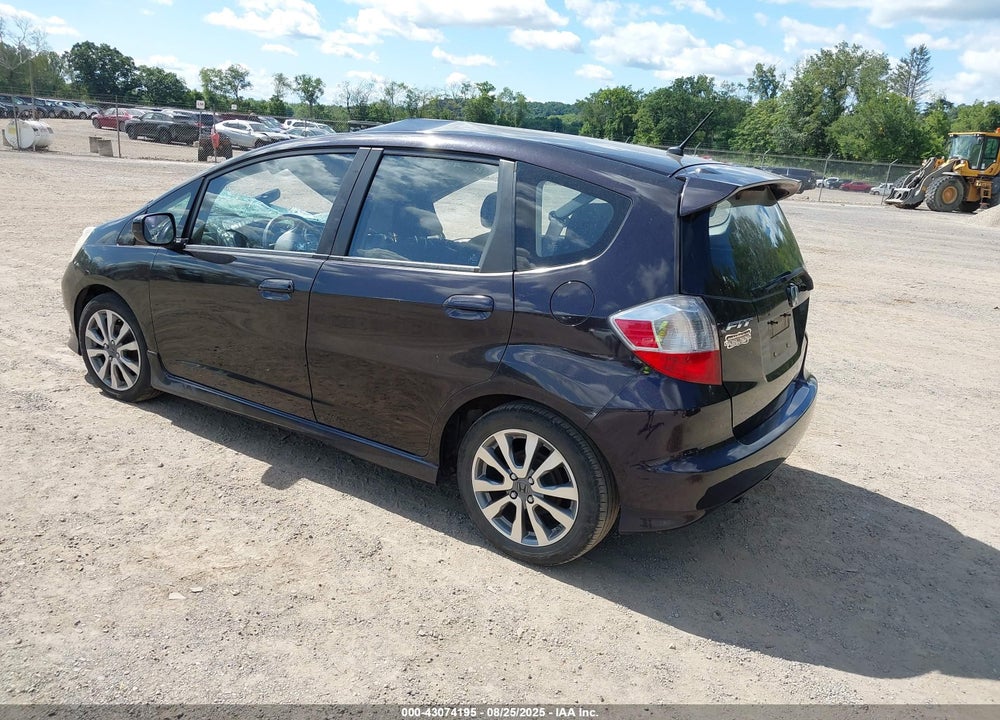 2013 HONDA FIT VIN: JHMGE8H53DC062929