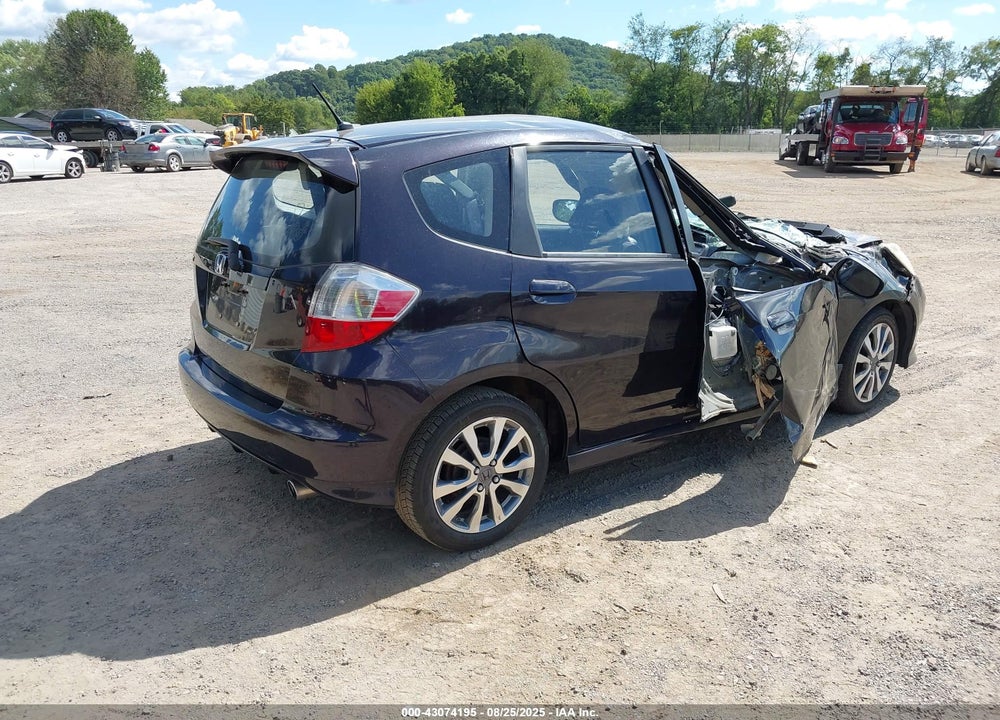 2013 HONDA FIT VIN: JHMGE8H53DC062929