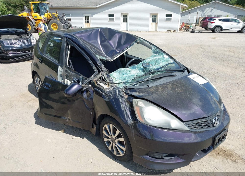 2013 HONDA FIT VIN: JHMGE8H53DC062929