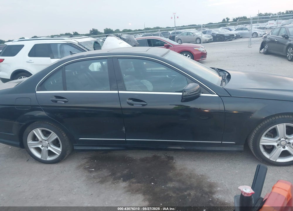 2011 MERCEDES-BENZ C 300 LUXURY/SPORT VIN: WDDGF5EB0BR179438