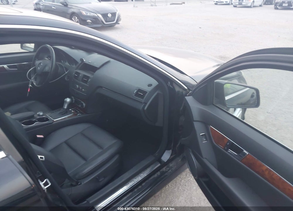 2011 MERCEDES-BENZ C 300 LUXURY/SPORT VIN: WDDGF5EB0BR179438