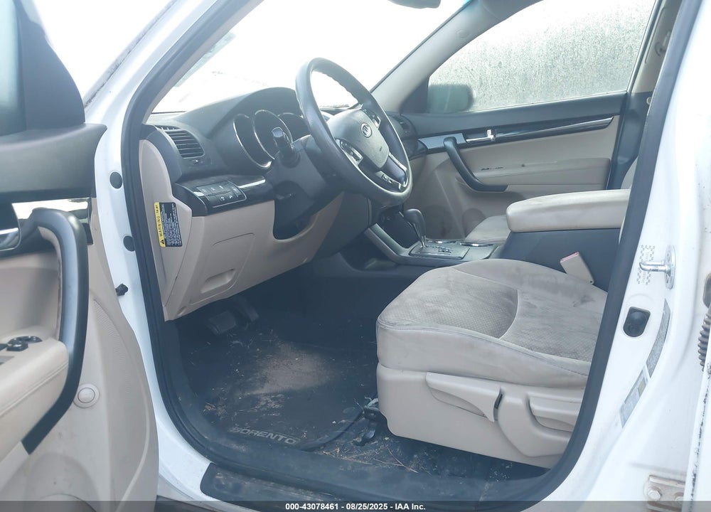 2011 KIA SORENTO LX V6 VIN: 5XYKT4A22BG085900