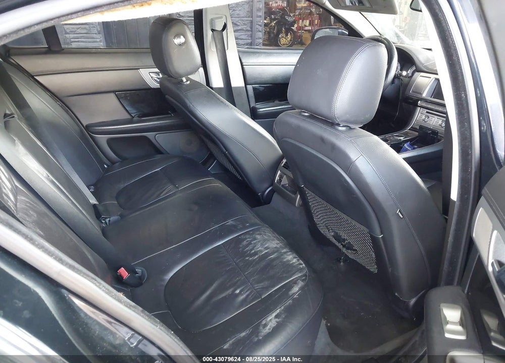 2011 JAGUAR XF VIN: SAJWA0FB2BLS19500