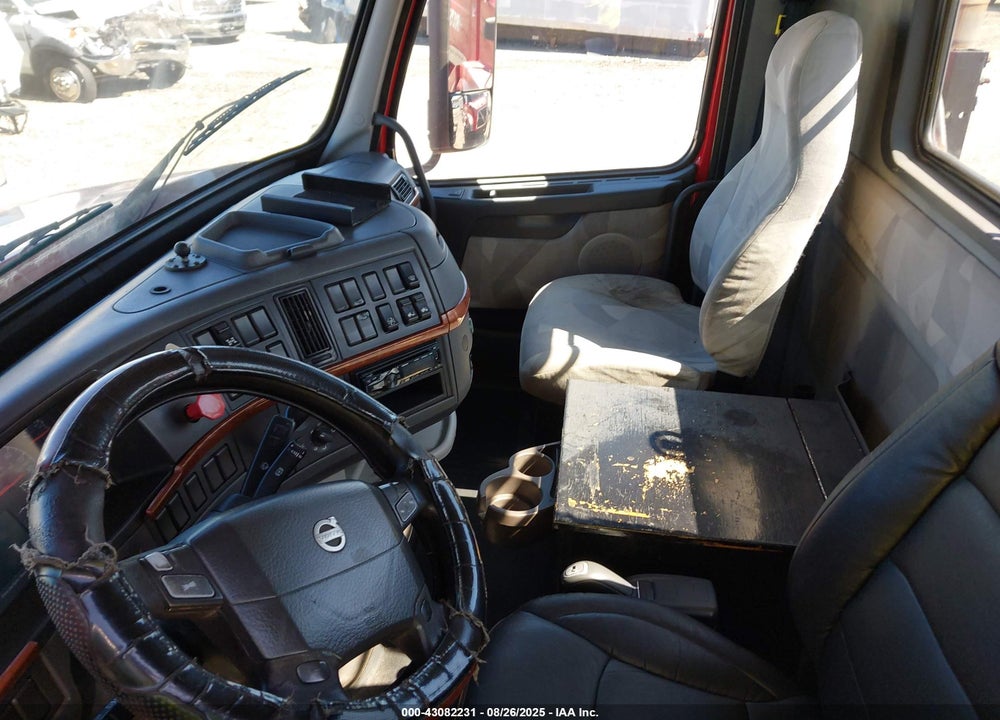 2011 VOLVO VN VNL VIN: 4V4NC9EG2BN530164