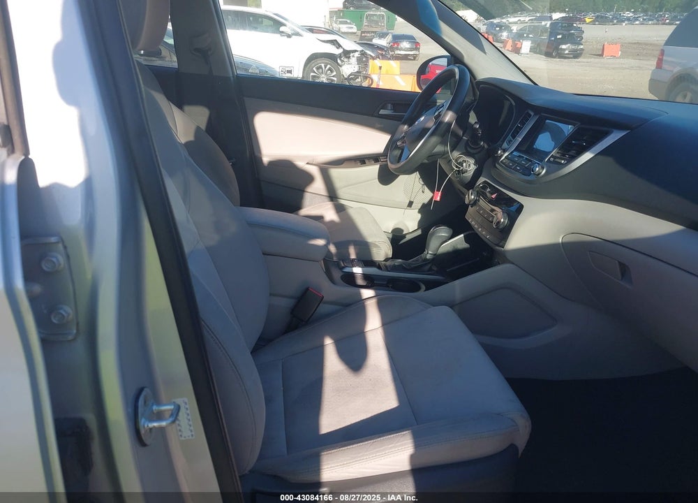 2018 HYUNDAI TUCSON VIN: KM8J33A48JU710879