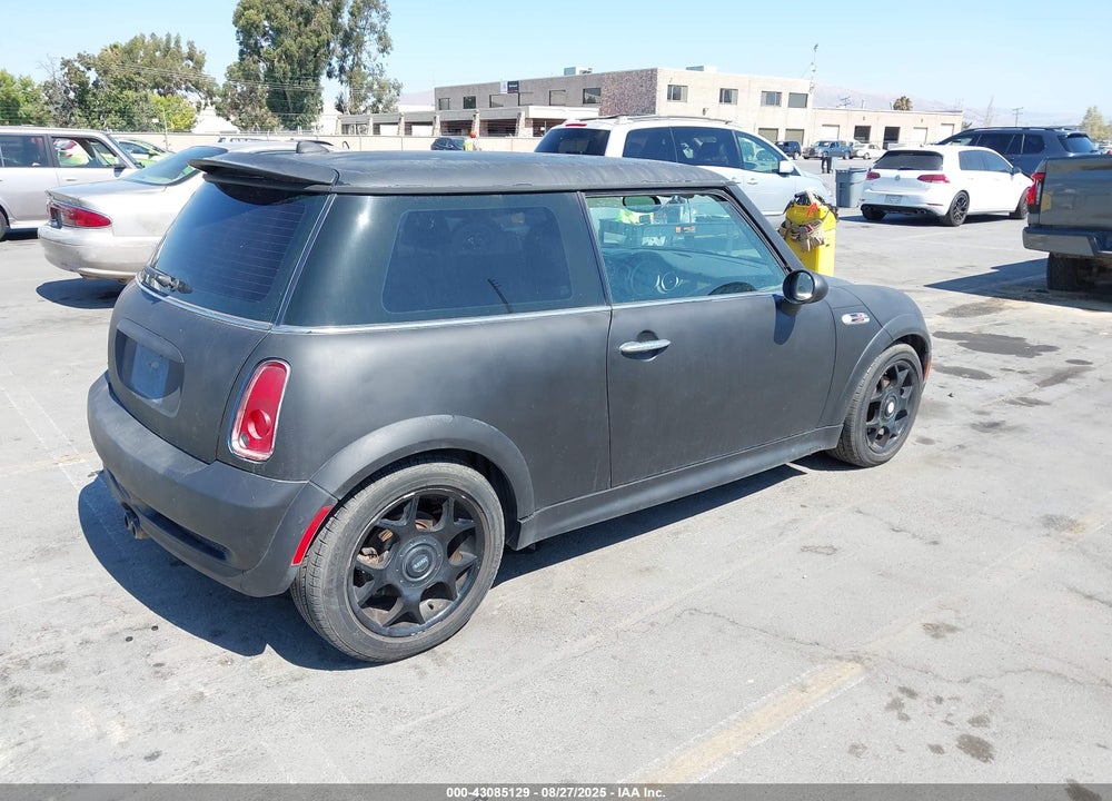 2006 MINI COOPER S VIN: WMWRE335X6TJ33452
