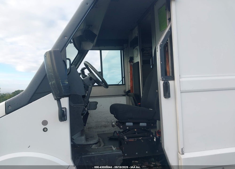 2013 ISUZU COMMERCIAL VAN VIN: JALB4T176D7W00334