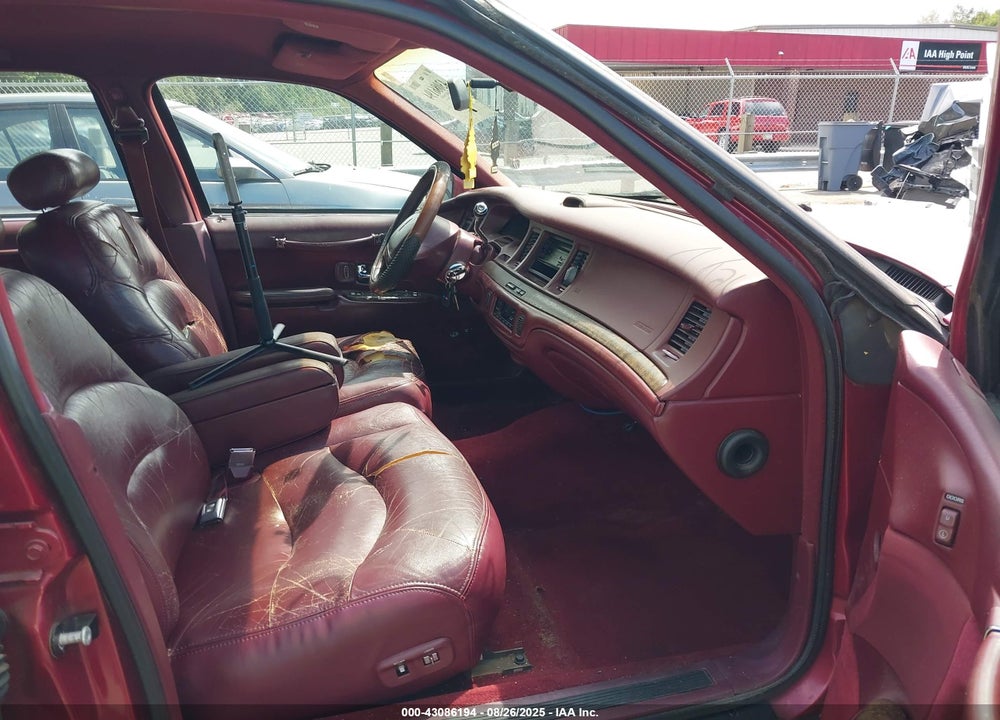 1995 LINCOLN TOWN CAR SIGNATURE/SPINNAKER VIN: 1LNLM82W9SY710127
