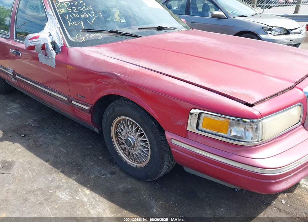 1995 LINCOLN TOWN CAR SIGNATURE/SPINNAKER VIN: 1LNLM82W9SY710127
