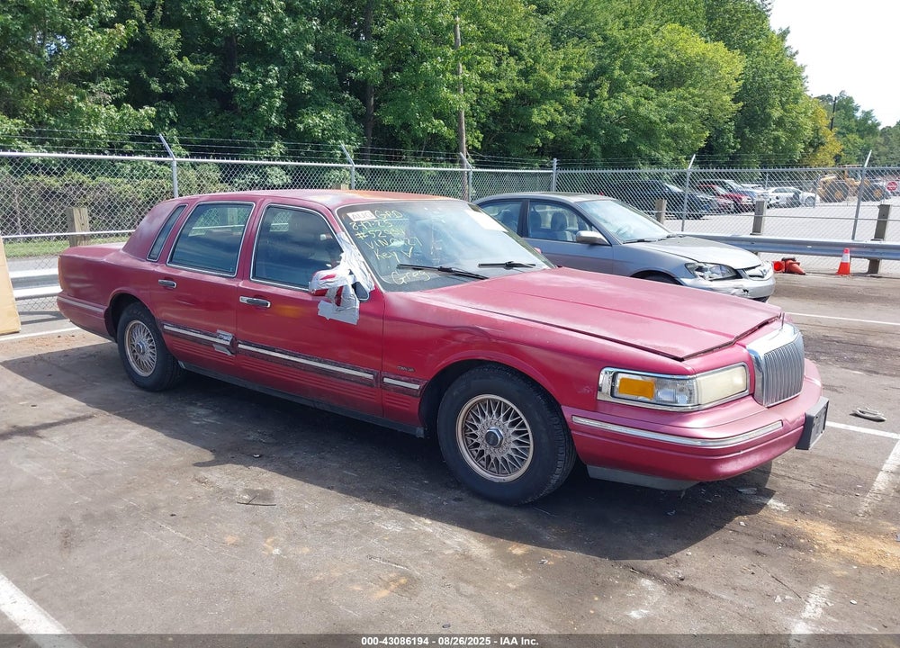1995 LINCOLN TOWN CAR SIGNATURE/SPINNAKER VIN: 1LNLM82W9SY710127