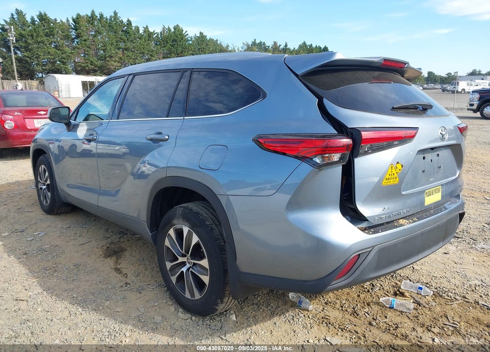 2022 TOYOTA HIGHLANDER XLE VIN: 5TDGZRBHXNS195928
