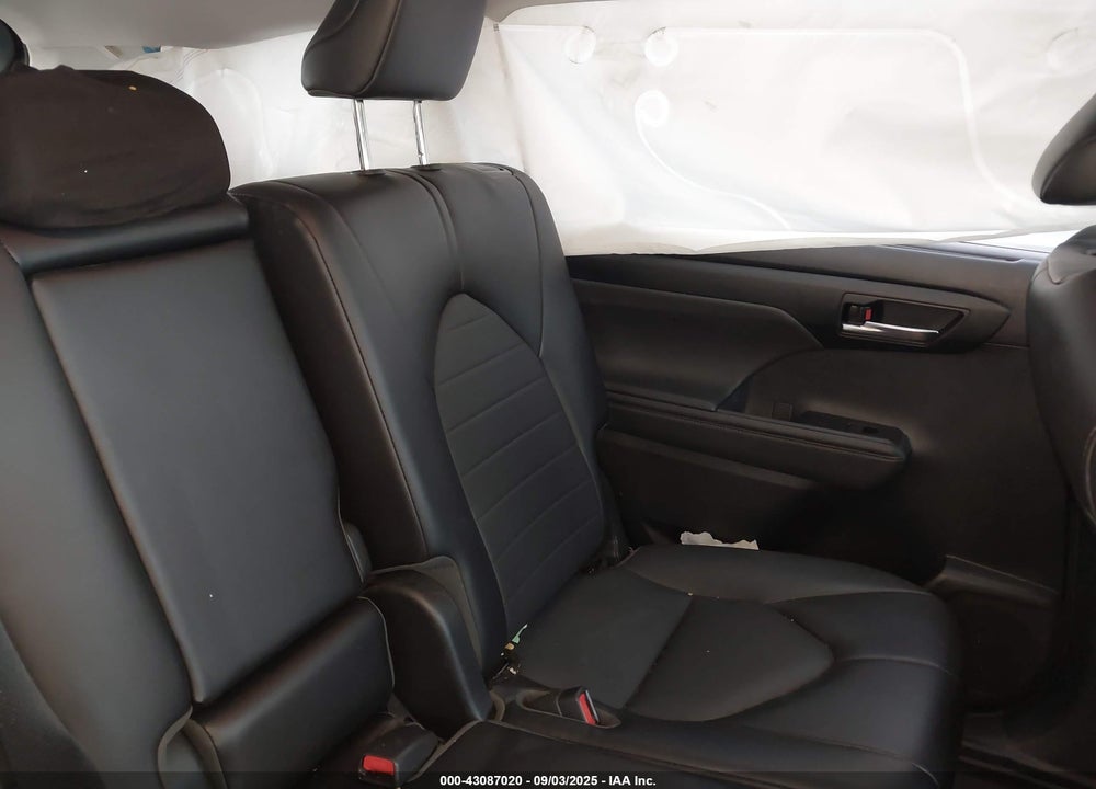 2022 TOYOTA HIGHLANDER XLE VIN: 5TDGZRBHXNS195928