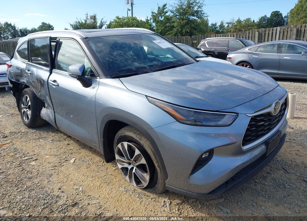 2022 TOYOTA HIGHLANDER XLE VIN: 5TDGZRBHXNS195928