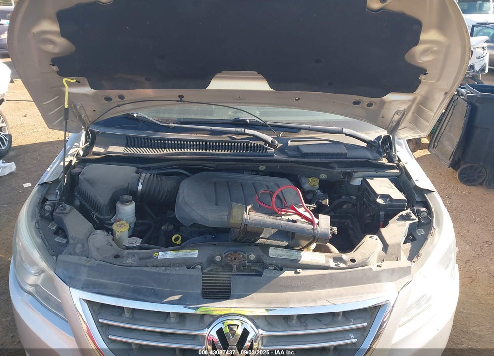 2011 VOLKSWAGEN ROUTAN VIN: 2V4RW3DG7BR670612
