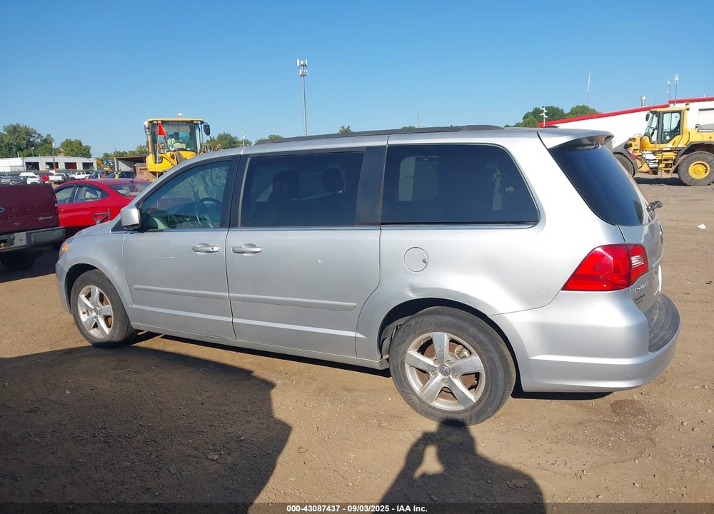 2011 VOLKSWAGEN ROUTAN VIN: 2V4RW3DG7BR670612