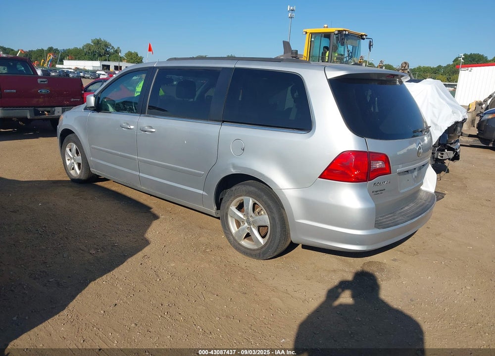 2011 VOLKSWAGEN ROUTAN VIN: 2V4RW3DG7BR670612