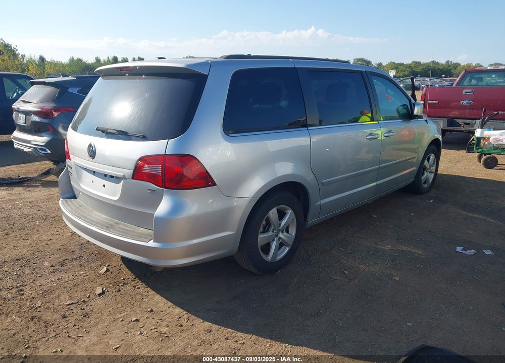 2011 VOLKSWAGEN ROUTAN VIN: 2V4RW3DG7BR670612