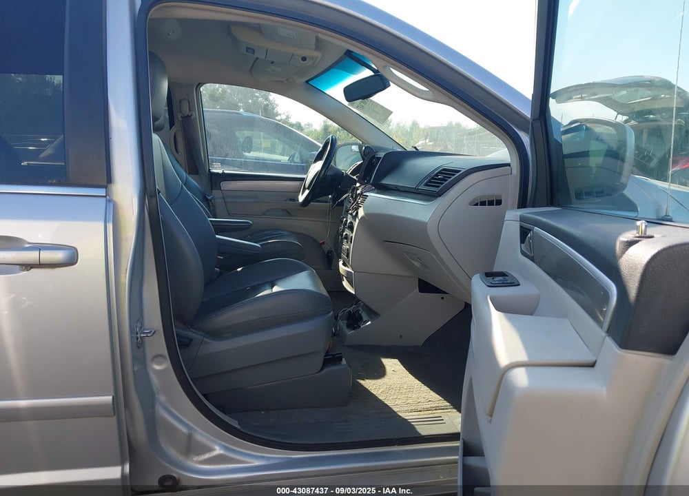 2011 VOLKSWAGEN ROUTAN VIN: 2V4RW3DG7BR670612