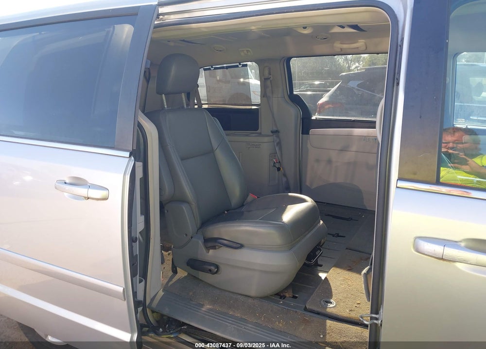 2011 VOLKSWAGEN ROUTAN VIN: 2V4RW3DG7BR670612