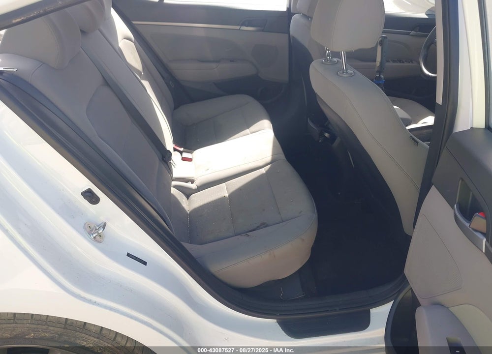 2017 HYUNDAI ELANTRA VIN: 5NPD84LF2HH171221